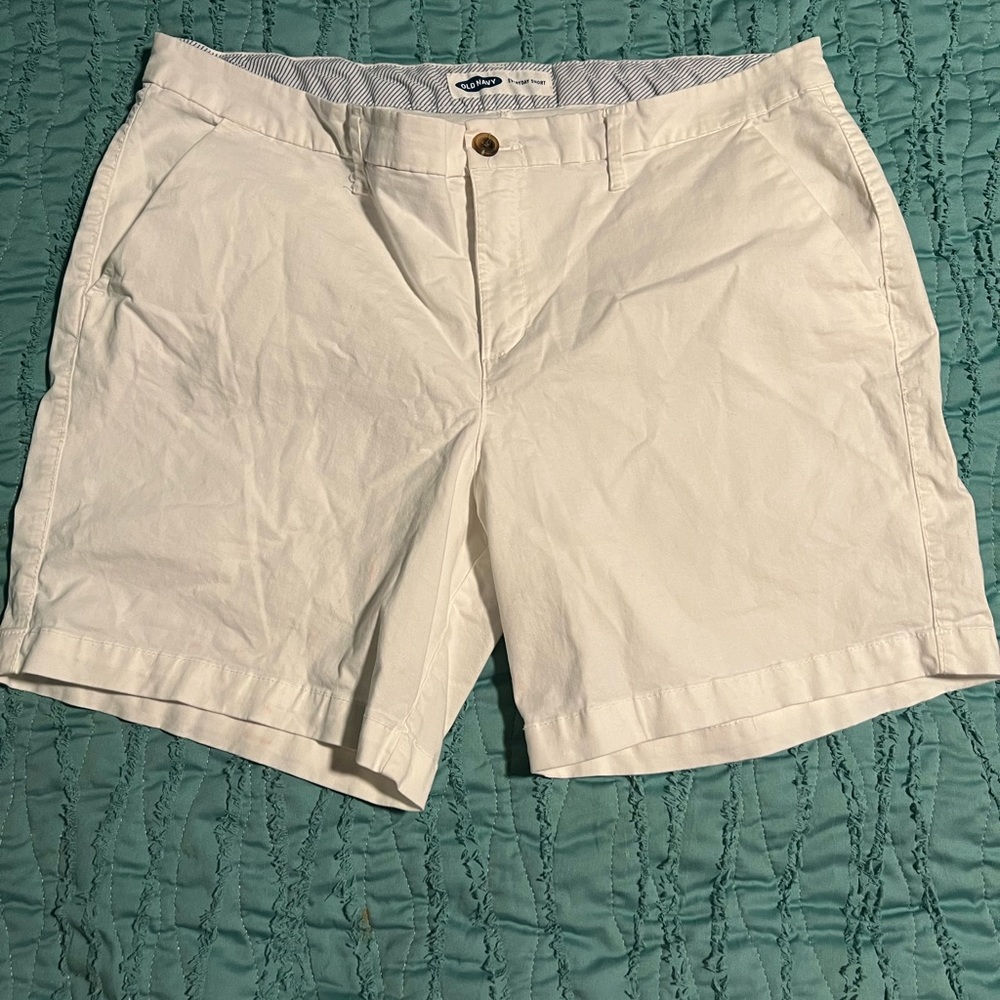 White, walking shorts, new and never worn.